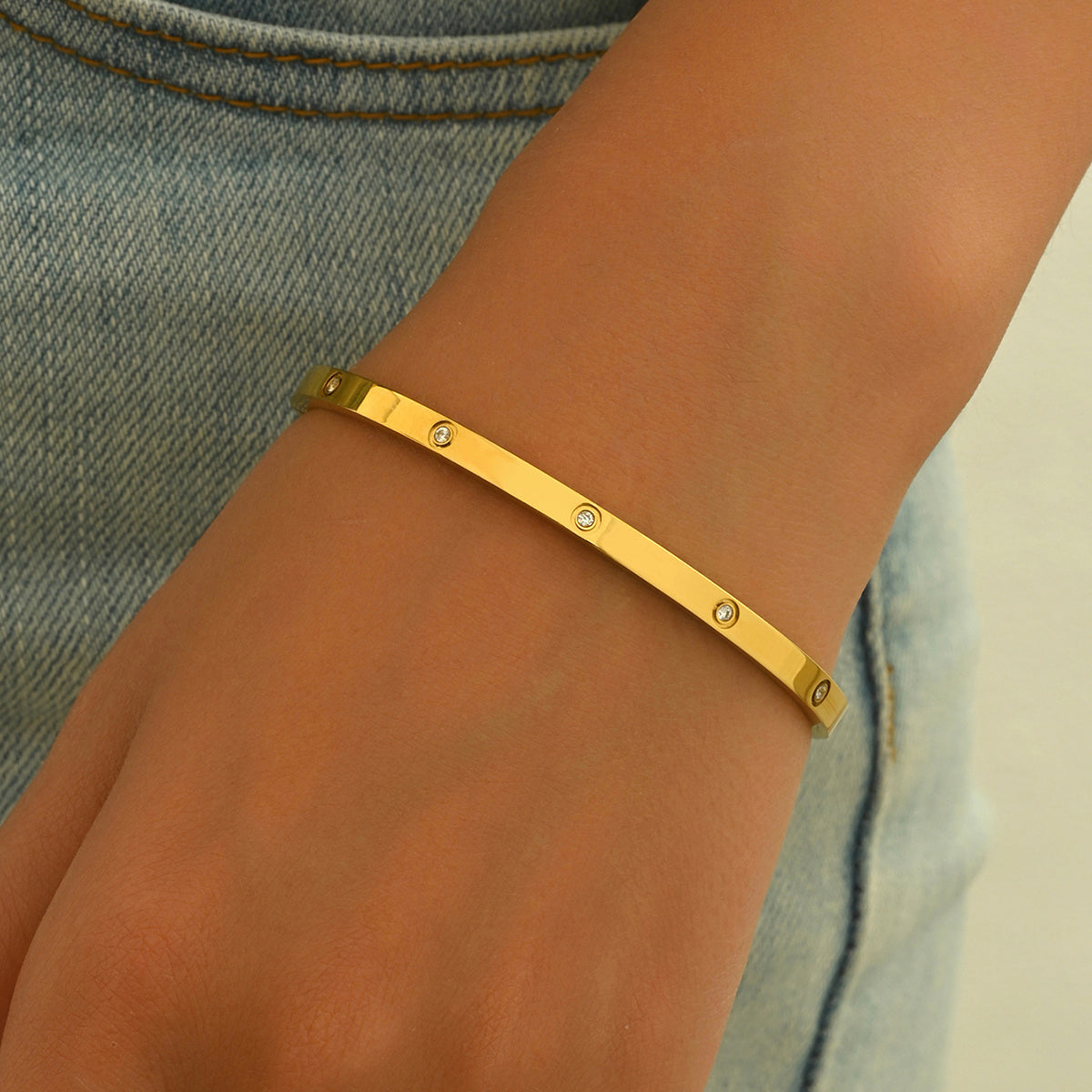 LUNIVA CARE USA 18K gold plated bracelet for women with minimalistic design and small embedded stones